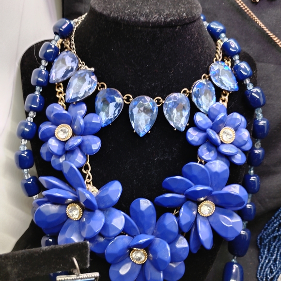 Elegant Blue Necklace Set - Picture 8 of 13